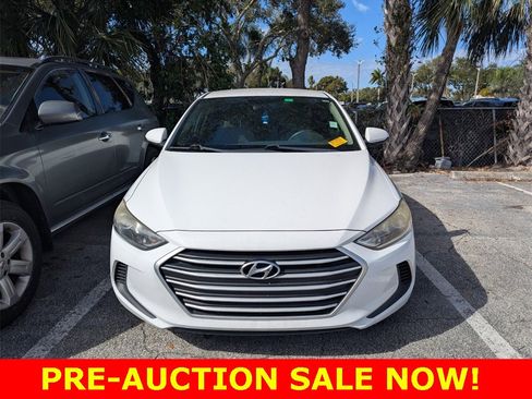 Used 2018 Hyundai Elantra SE image 2