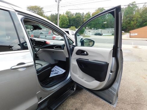 Used 2021 Chrysler Voyager Lxi w/ Cold Weather Group image 32