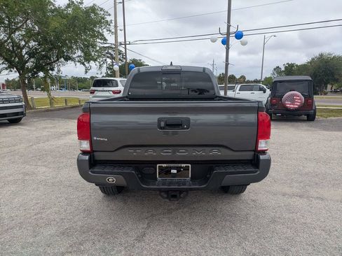 Used 2017 Toyota Tacoma TRD Sport w/ Tow Package AWD/4WD image 4