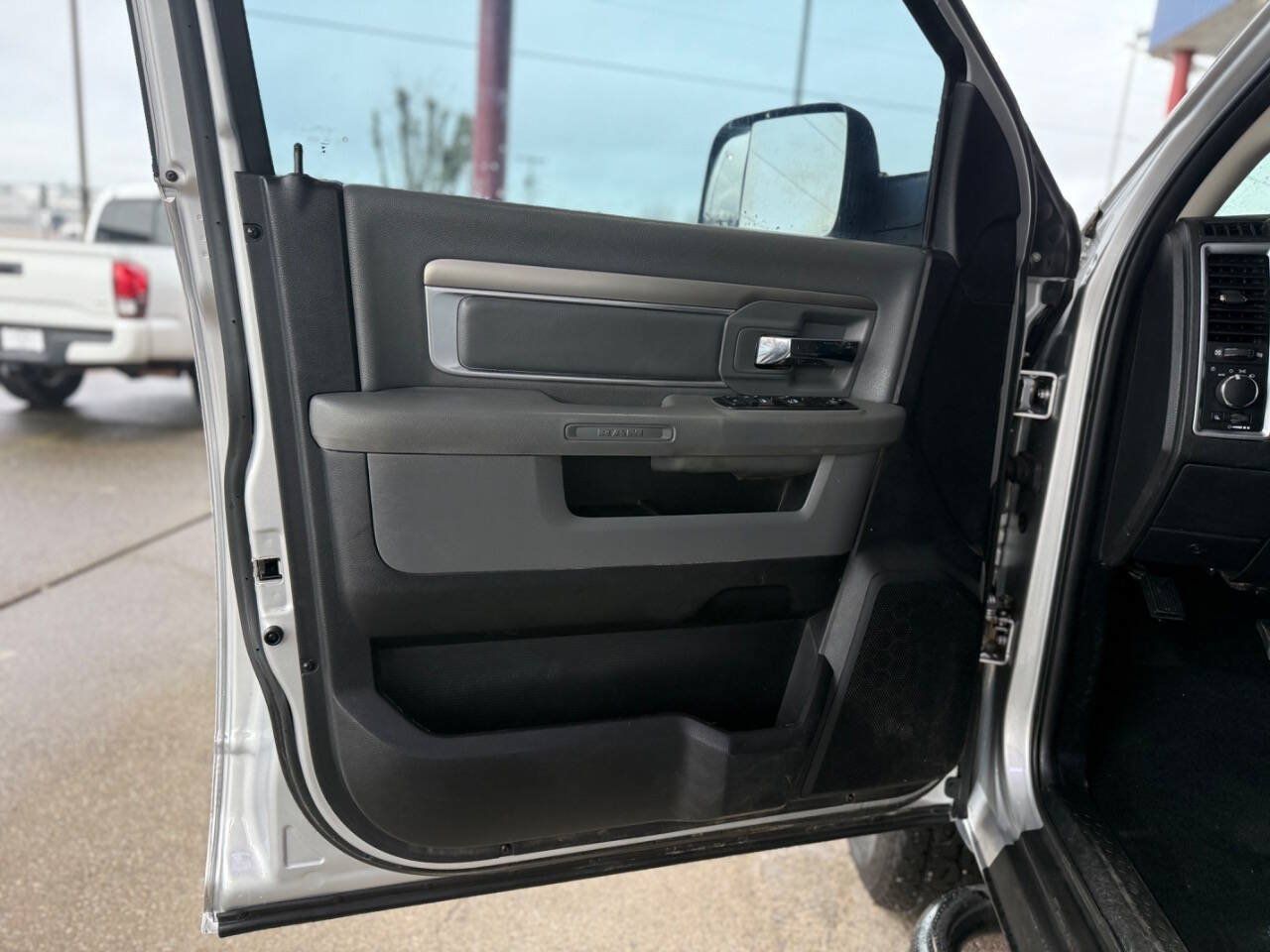 Used 2014 RAM 3500 SLT w/ Cold Weather Group AWD/4WD image 8