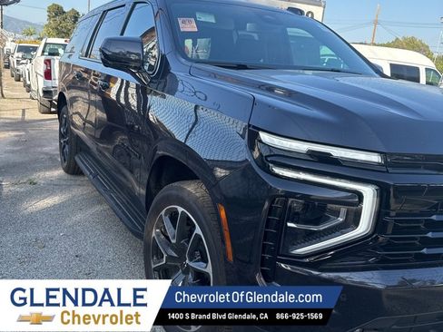 Used 2025 Chevrolet Suburban RST image 3