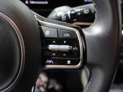 Used 2025 Kia Carnival FWD image 31