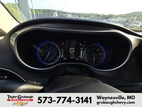 Used 2023 Chrysler Pacifica Touring-L FWD image 9