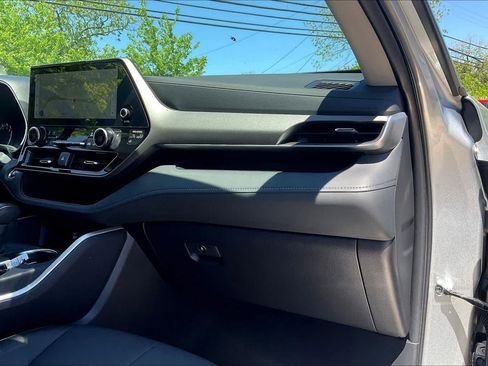 Used 2025 Toyota Highlander XLE image 19