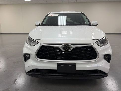 Used 2023 Toyota Highlander LE image 2