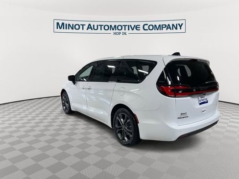 New 2026 Chrysler Pacifica Select image 6