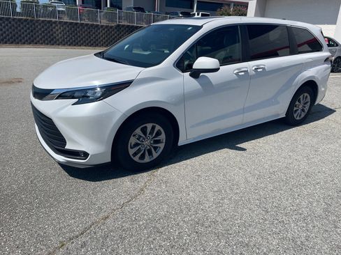 Used 2025 Toyota Sienna XLE FWD image 19