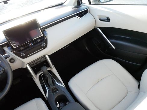 Used 2025 Toyota Corolla Cross LE image 11