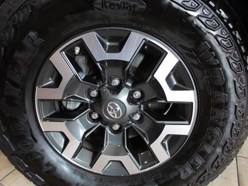 Used 2021 Toyota Tacoma TRD Off-Road w/ Technology Package AWD/4WD image 12