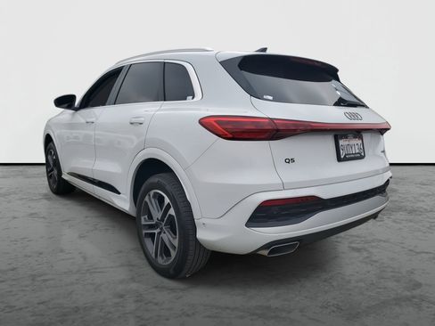 Used 2025 Audi Q5 Premium w/ Convenience Package image 2