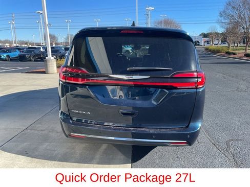 Used 2024 Chrysler Pacifica Touring-L image 4