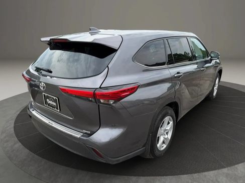 Used 2021 Toyota Highlander L AWD/4WD image 5