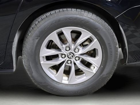 Used 2022 Toyota Sienna XLE image 9