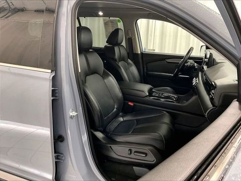 Used 2024 Honda Pilot Touring image 11