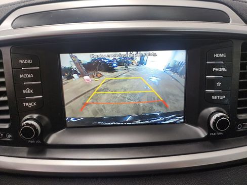 Used 2020 Kia Sorento LX FWD image 18