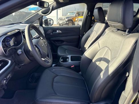 New 2026 Chrysler Pacifica Select FWD image 21
