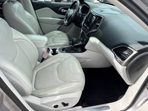 Used 2019 Jeep Cherokee Limited FWD image 15