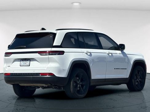 Used 2023 Jeep Grand Cherokee Altitude AWD/4WD image 3