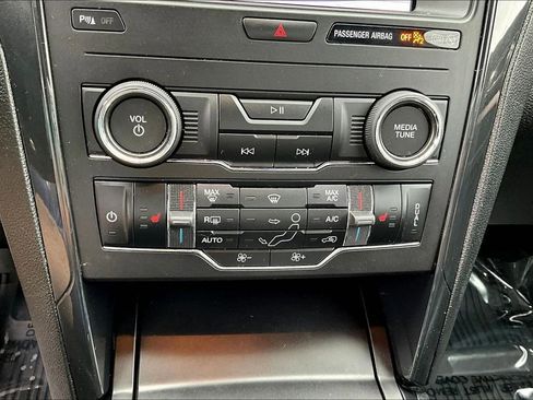 Used 2019 Ford Explorer XLT w/ Equipment Group 202A FWD image 17