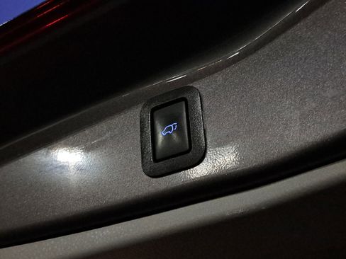 Certified 2018 Toyota Highlander Plus w/ Carpet Mat Package (TMS) image 11