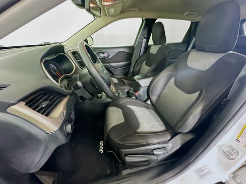 Used 2016 Jeep Cherokee Sport image 13