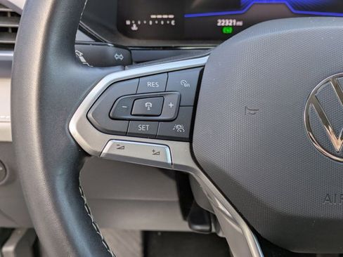 Used 2024 Volkswagen Taos SE image 13