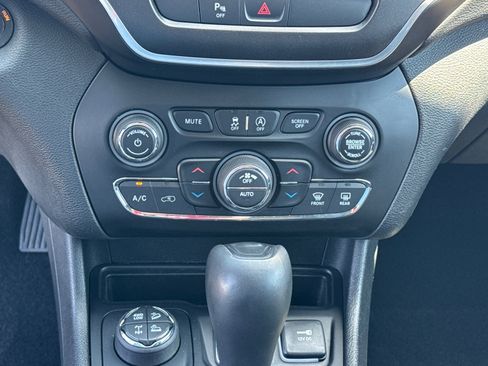 Used 2019 Jeep Cherokee Trailhawk AWD/4WD image 12