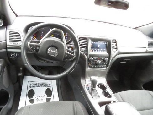 Used 2018 Jeep Grand Cherokee Laredo AWD/4WD image 11