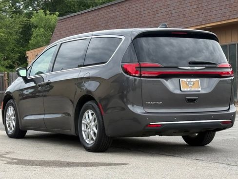 Used 2023 Chrysler Pacifica Touring-L FWD image 3