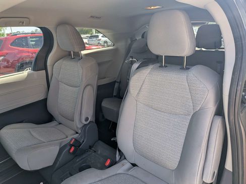 Used 2021 Toyota Sienna LE w/ LE Plus Package AWD/4WD image 13