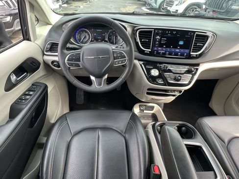 Used 2023 Chrysler Pacifica Touring-L image 18