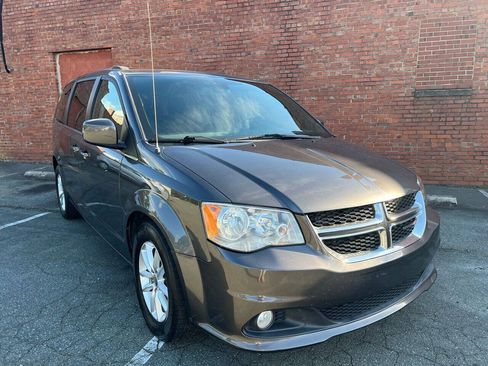 Used 2019 Dodge Grand Caravan SXT FWD image 1