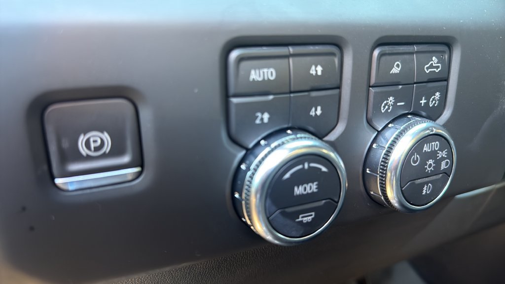 Used 2024 GMC Sierra 1500 AT4 w/ Technology Package AWD/4WD image 16