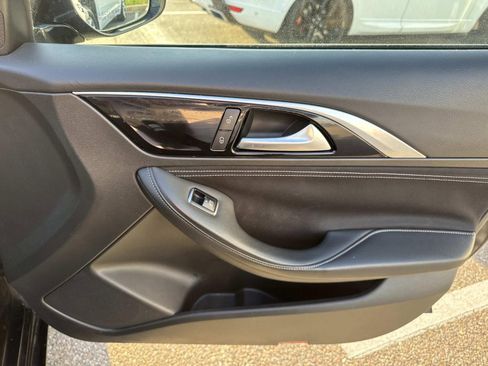 Used 2017 INFINITI QX30 image 14