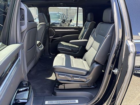 Used 2026 Cadillac Escalade ESV Luxury RWD image 25