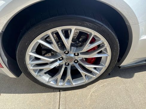 Used 2016 Chevrolet Corvette Z06 w/ 3LZ Preferred Equipment Group RWD image 11