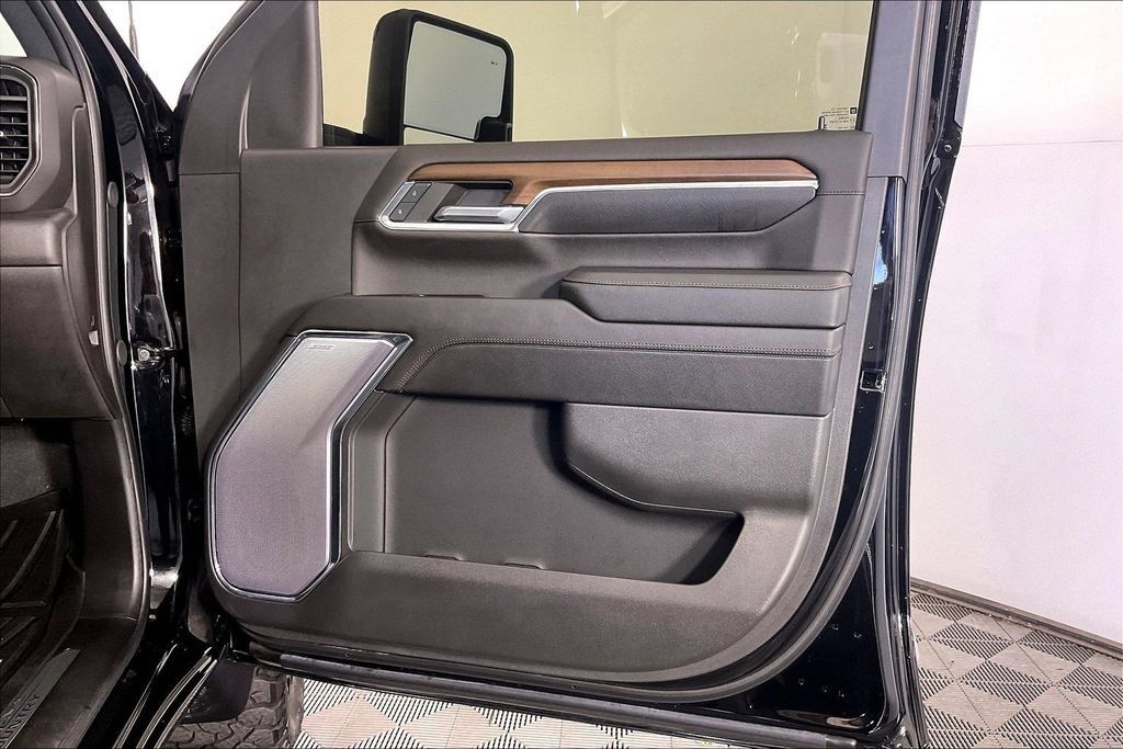 Used 2024 Chevrolet Silverado 2500 High Country w/ High Country Premium Package AWD/4WD image 22