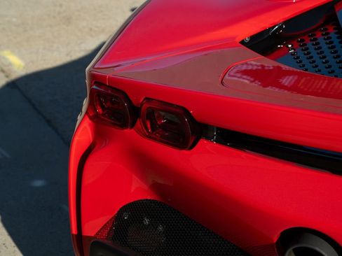 Used 2024 Ferrari SF90 Spider image 22