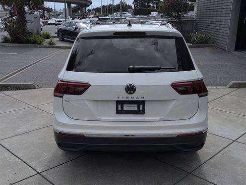 Used 2023 Volkswagen Tiguan SE w/ Panoramic Sunroof Package image 6