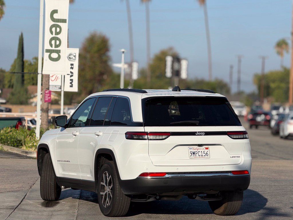Used 2024 Jeep Grand Cherokee Limited RWD image 2