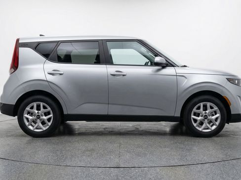 Used 2025 Kia Soul LX w/ LX Technology Package FWD image 11