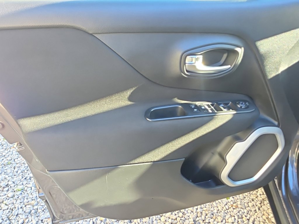 Used 2018 Jeep Renegade Latitude AWD/4WD image 13
