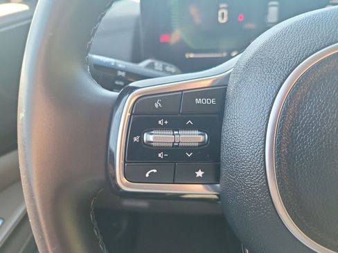 Used 2025 Kia Carnival FWD image 32
