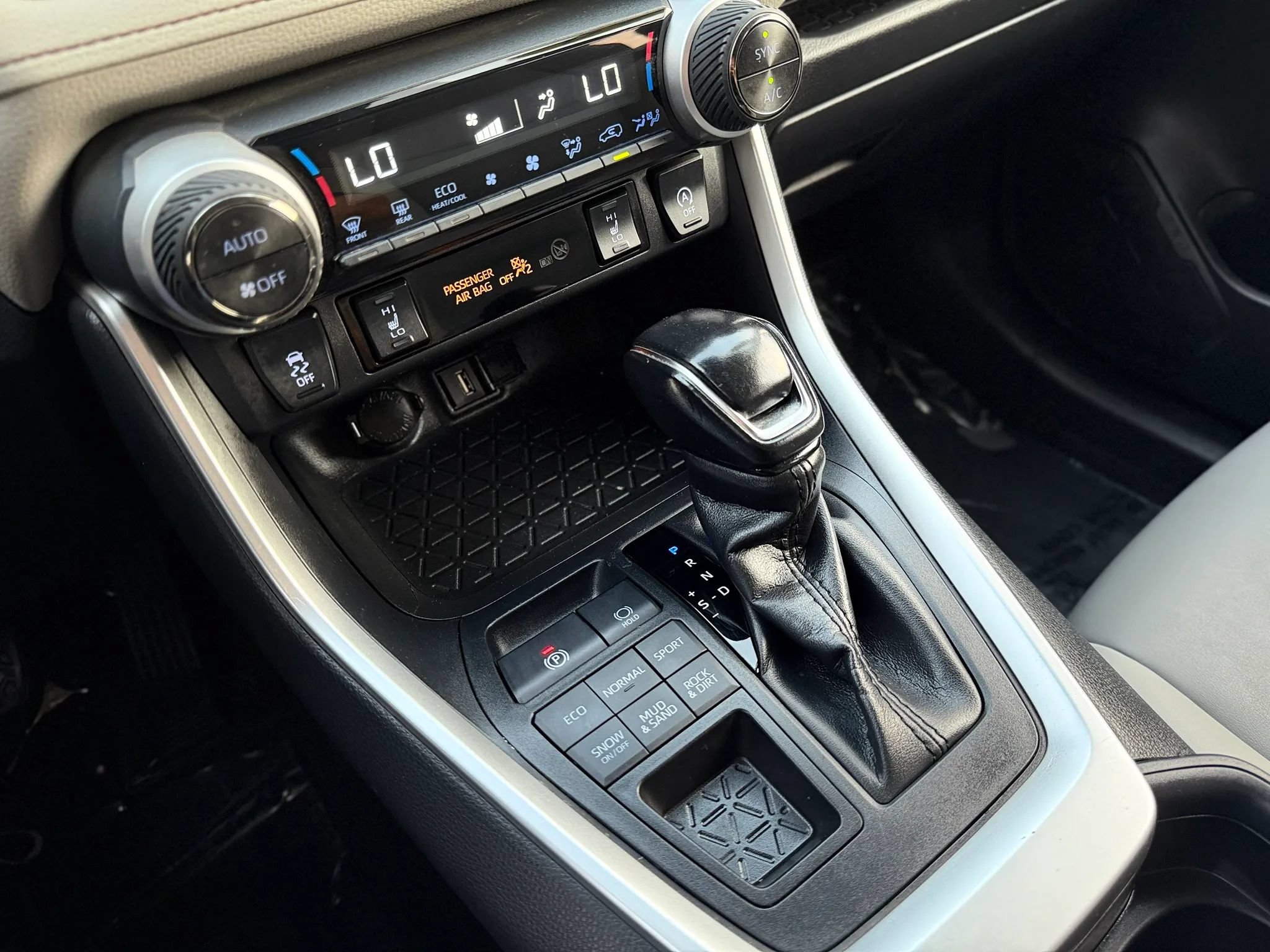 Used 2020 Toyota RAV4 XLE Premium AWD/4WD image 35
