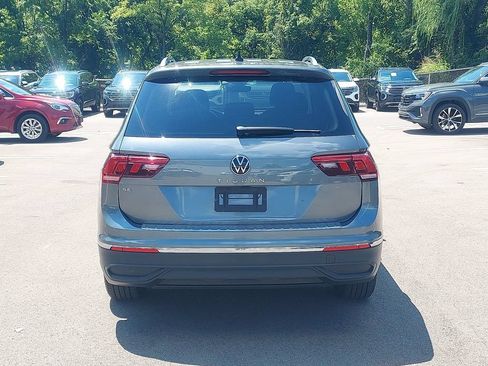 Used 2023 Volkswagen Tiguan SE w/ Panoramic Sunroof Package FWD image 6