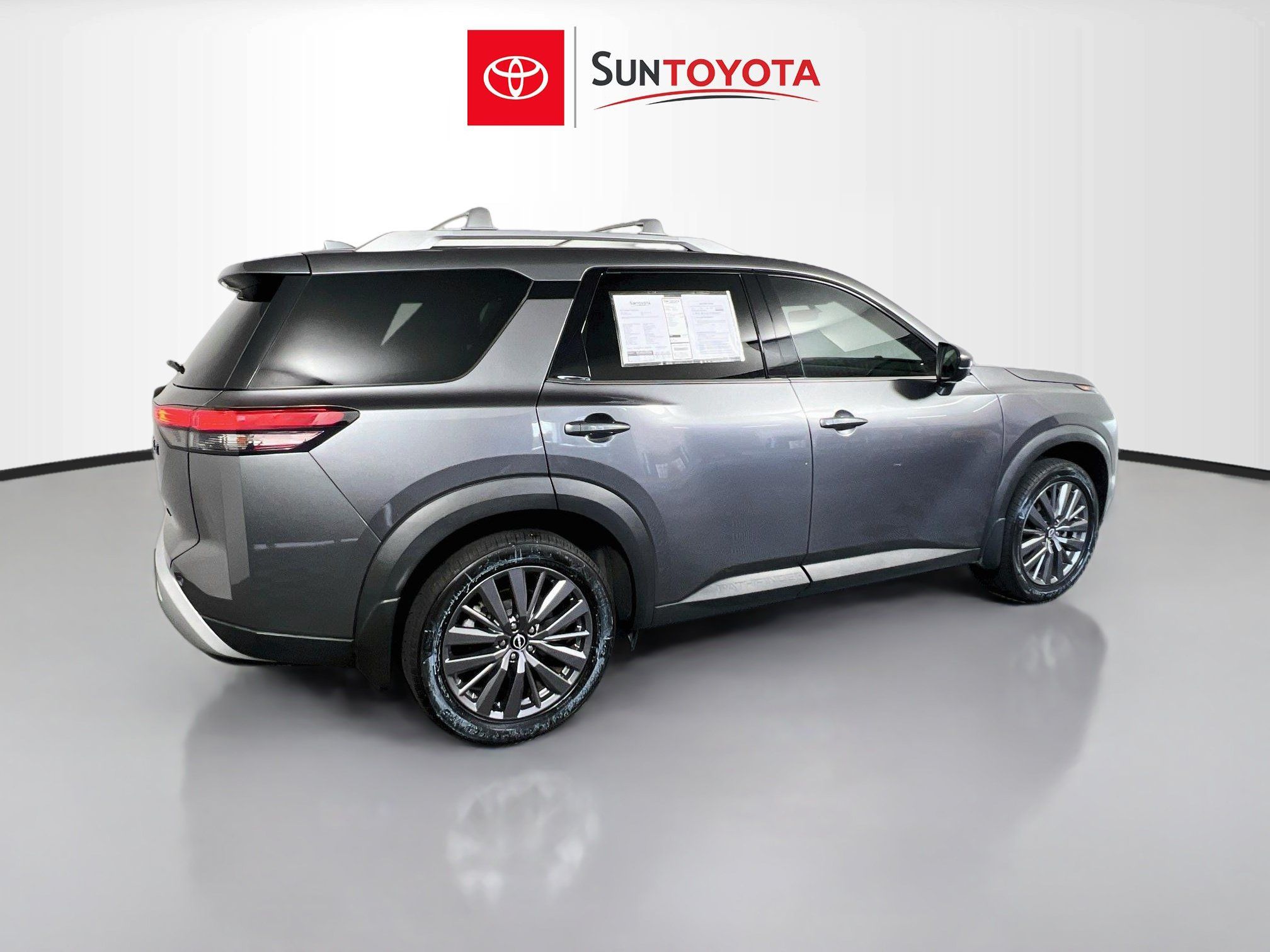 Used 2023 Nissan Pathfinder SL w/ SL Premium Package FWD image 4