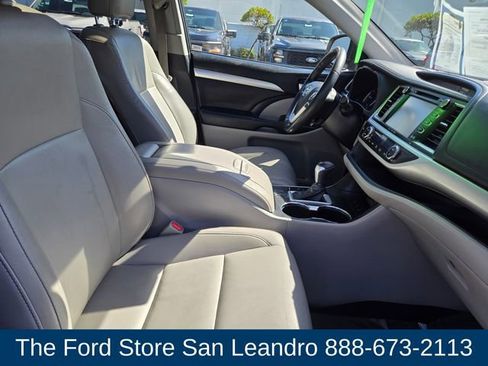 Used 2019 Toyota Highlander XLE AWD/4WD image 16
