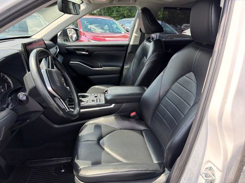 Used 2023 Toyota Highlander XLE AWD/4WD image 23