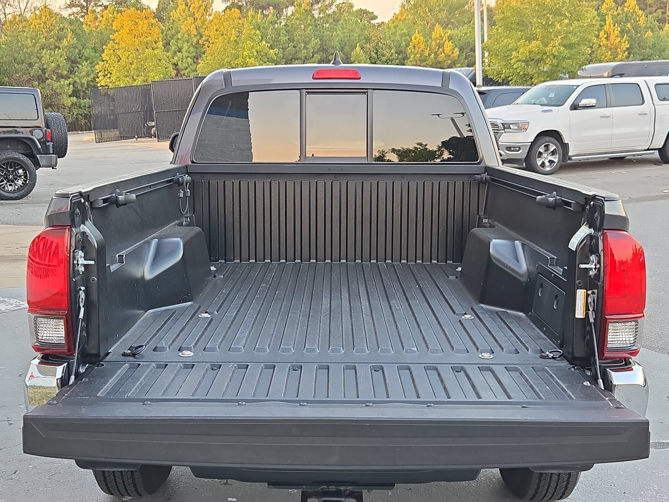 Used 2022 Toyota Tacoma SR5 w/ SR5 Appearance Package (SM) RWD image 18