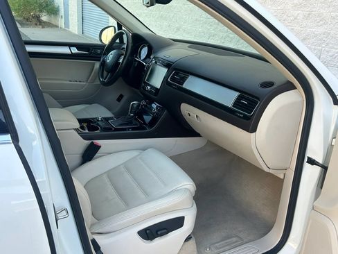 Used 2012 Volkswagen Touareg TDI AWD/4WD image 9